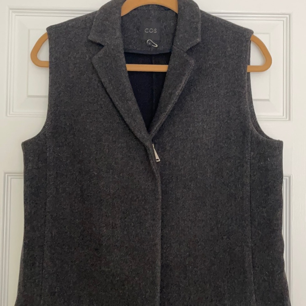 Sleeveless ling jacket from Cos
